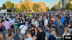 Građani se okupljaju pred početak 11. skupa Srbiaj protiv nasilja, ispred Skupštine Srbije, u Beogradu, 15. jula 2023. (Foto: Glas Amerike/Rade Ranković)