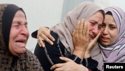 加沙拉法城的巴勒斯坦妇女哀悼被以军空袭打死的亲人。（2024年4月21日）