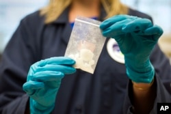 Vrećica 4-fluoro izobutiril fentanilom koja je zaplijenjena u raciji s drogom izložena u Specijalnoj laboratoriji za testiranje i istraživanje Uprave za droge u Sterlingu, Va., 9. avgusta 2016.