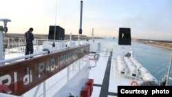 KRI dr. Radjiman Wedyodiningrat-992 memasuki Terusan Suez hari Senin (12/2) dan diperkirakan tiba di Al Arish, Mesir, hari Selasa (13/2). (Courtesy: Dinas Penerangan TNI-AL).
(Courtesy: Dinas Penerangan TNI-AL).