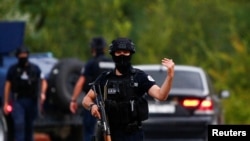 Policajci patroliraju na putu ka selu Banjska na severu Kosova, 24. septembra 2023. (Foto: Rojters/Ognen Teofilovski