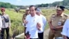 Presiden Joko Widodo di sela-sela kunjungan kerjanya di Jawa Tengah pada Rabu (19/6) menegaskan pelaku dan korban judi online tidak akan diberi bantuan sosial (bansos) oleh pemerintah. (BPMI Setpres)