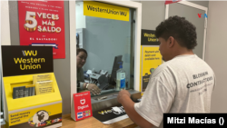 Elmer, 27 años, envía dinero a sus padres en su país de origen desde hace siete años.