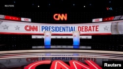Equipos de prensa trabajan en la sala de prensa previo al primer debate presidencial