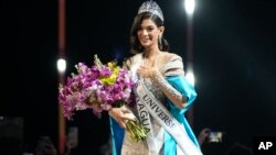 Miss Nicaragua, Sheynnis Palacios, sonríe después de ser coronada Miss Universo en el 72° Concurso de Belleza Miss Universo en San Salvador, El Salvador, el sábado 18 de noviembre de 2023. (Foto AP/Moises Castillo)