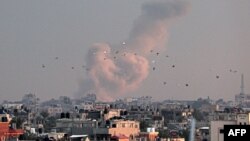 Dim se podiže iznad zgrada u Kan Junisu, nakon izraelskog bombardovanja, na fotograiji napravljenoj iz Rafe, na jugu Pojasa Gaze, 5. februara 2024.