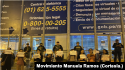 Manifestación de mujeres en la sede del Ministerio Público en Lima. [Foto: Movimiento Manuela Ramos].