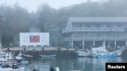 台湾金门岛港口的渔船。（2024年2月21日）