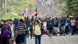 Miles de hondureños participan en la caravana migrante de Navidad que recorre México