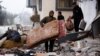 Palestinski civili iznose stvari iz kuće koja je pogođena u napadu izraelske vojske u Rafi (Foto: REUTERS/Ibraheem Abu Mustafa)
