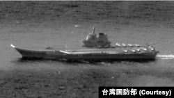 资料照片：中国海军山东号航母战斗群穿过巴士海峡进入西太平洋。（图片来自台湾国防部推特）