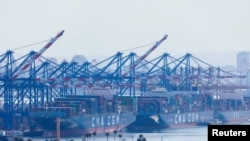 2023年6月23日，加州聖佩德羅在洛杉磯港上的貨櫃船。（路透社照片）