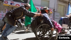 Familiares ayudan a las personas con discapacidad en su caravana.