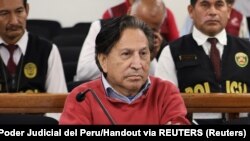 El expresidente de Perú, Alejandro Toledo, asiste a una audiencia en la Corte Nacional de Justicia Penal Especializada, luego de ser extraditado a Perú, en esta foto divulgada por el Poder Judicial peruano, en Lima, el 23 de abril de 2023. 