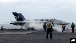 Un avión de combate F-18E se prepara para despegar del portaaviones USS Theodore Roosevelt el jueves 11 de abril de 2024, durante un ejercicio naval conjunto de tres días realizado por EEUU, Japón y Corea del Sur en el Mar de China Oriental. Corea. (Foto AP/Mari Yamaguchi)