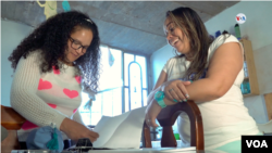 Matilde Carrillo y Zoheny Lugo, consiguieron establecerse en Colombia y hoy trabajan para una oenegé que ayuda a más refugiados venezolanos a radicarse en el país. [Foto: Federico Buelvas, VOA]. 