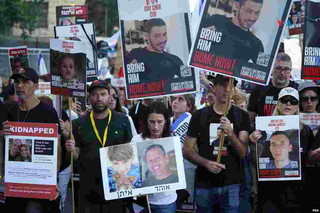 En el primer mes de la guerra, gracias a la mediación de Qatar y de EEUU, Hamás liberó a hasta cuatro rehenes: primero una madre y una hija estadounidenses; y luego a dos ancianas israelíes. Pero las negociaciones llevan semanas atascadas, sin resultados tangibles. 