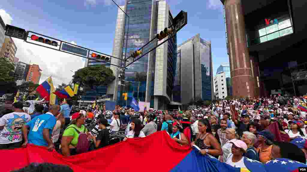 Opositores se congregan en Caracas en muestra de apoyo al candidato Edmundo González y a la lideresa de la oposición María Corina Machado. 