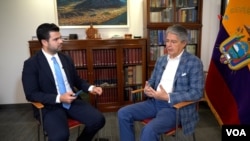 El presidente de Ecuador, Guillermo Lasso (derecha), durante una entrevista con la VOA el viernes 22 de septiembre de 2023. 