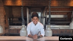 Como ganador de Pasaplatos, Carreño se ganó el derecho de ser el jefe de cocina del restaurante del reality.