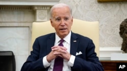 Ommaviy so'rovlarda aksariyat amerikaliklar Prezident Baydenning Yaqin Sharqqa nisbatan siyosatini yoqlaydi, ammo undan norozilarning ham ovozi baland, talablari keskin.