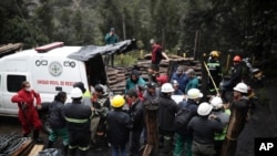 ARCHIVO - Rescatistas se reúnen después de una explosión en una mina de carbón que según las autoridades mató al menos a 11 personas en Sutatausa, departamento de Cundinamarca, Colombia, el miércoles 15 de marzo de 2023. (Foto AP/Ivan Valencia)