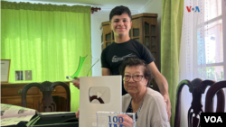 María Elena Arévalo, conocida como "Mami Nena", posa en esta fotografía junto a su nieto Héctor Carrasco, quien la motivó a entrar en el mundo de los videojuegos. 