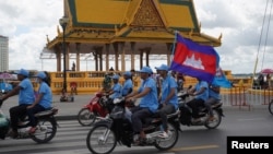 អ្នកគាំទ្រគណបក្សប្រជាជនកម្ពុជារបស់លោកនាយករដ្ឋមន្ត្រី ហ៊ុន សែន ចូលរួមហែក្បួនយុទ្ធនាការឃោសនាបោះឆ្នោតជាតិ នៅរាជធានីភ្នំពេញ កាលពីថ្ងៃទី ១ ខែកក្កដា ឆ្នាំ ២០២៣។ 