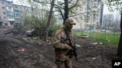 一名烏克蘭軍人在頓涅茨克地區的馬赫穆特行走。（2023年4月21日）
