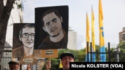 Los manifestantes agitaban pancartas con nombres de detenidos y los días que llevan tras las rejas.