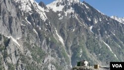2023年6月21日，士兵守衛著連接克什米爾山谷和拉達克的道路。（美國之音比拉勒·侯賽因拍攝）