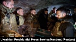 Predsednik Ukrajine Volodimir Zelenski dodeljuje odlikovanja pripadnicima vojske tokom svoje posete liniji fronta, usred rata Rusije protiv Ukrajine, u oblasti Zaporožje, 4. februara 2024.