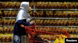 FILE - Seorang pelanggan berbelanja minyak goreng dari bahan kelapa sawit di sebuah supermarket di Jakarta, 27 Maret 2022. (REUTERS/Willy Kurniawan)