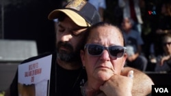 Una mujer llora durante un mitin en Tel Aviv para recordar a los secuestrados del kibutz Kfar Aza que aún permanecen en poder de Hamás, el 30 de noviembre de 2023. 