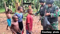 Satgas Pamtas Statis RI-PNG Yonif 111/KB dengan masyarakat suku Pedalaman Perbatasan Papua Selatan, Sabtu (13/4). (Foto: akun X @Puspen_TNI).