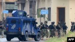 FILE - Pakistani soldiers cordon off a residential building during a raid on a militant hideout in Peshawar, April 16, 2019. Regional authorities announced on Tuesday that four Islamic State-affiliated operatives, reportedly Afghan nationals, were arrested in the city.