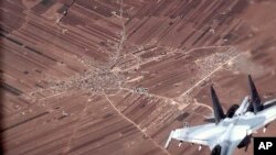 En esta imagen de un video publicado por la Fuerza Aérea de EEUU, un SU-35 ruso vuela cerca de un dron MQ-9 Reaper de la Fuerza Aérea de EEUU, el miércoles 5 de julio de 2023 sobre Siria. 