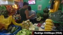 La falta de dinero para cubrir la canasta básica de muchas familias es una de las principales causas de la inseguridad alimentaria en parte de la población peruana. [Foto: Rodrigo Chillitupa, VOA].