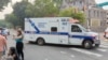 Un vehículo de emergencia se abre paso después de que un hombre armado abrió fuego, según fuentes policiales, en Richmond, Virginia, EEUU, el 6 de junio de 2023, en esta captura de pantalla obtenida de un video de las redes sociales. Twitter@GoadGatsby/via REUTERS
