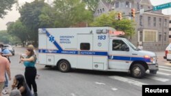 Un vehículo de emergencia se abre paso después de que un hombre armado abrió fuego, según fuentes policiales, en Richmond, Virginia, EEUU, el 6 de junio de 2023, en esta captura de pantalla obtenida de un video de las redes sociales. Twitter@GoadGatsby/via REUTERS
