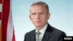El astronauta de la NASA Frank Borman en una foto sin fecha. Borman se desempeñó como comandante del Apolo 8, la primera misión que dio la vuelta al mundo. Cortesía de NASA