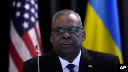 El secretario de Defensa de EEUU, Lloyd Austin, habla en la reunión del Grupo de Contacto para la Defensa de Ucrania en la Base Aérea de Ramstein, Alemania, el 21 de abril de 2023.
