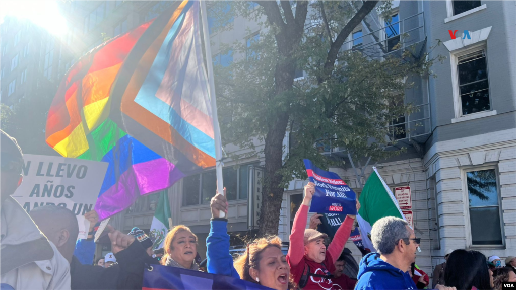 Miembros de la comunidad LGTBIQ+ participaron de la manifestación asegurando que los permisos de trabajo evitarían que “tantas personas se dediquen al trabajo sexual”.