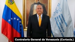 Elvis Amoroso, contralor general de la República de Venezuela, posa sonriente para una fotografía oficial tomada y difundida por su despacho en una fecha no precisada.