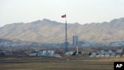 ARHIVA - Zastava Severne Koreje na tornju iznad sela Ki Džong Dong u demilitarizovanoj zoni na granici dve Koreje, 25. marta 2012. 