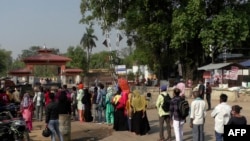 རྒྱ་གར་ནས་བལ་ཡུལ་དུ་ཕྱིར་ལོག་བྱེད་མཁན་བལ་པོ་ཚོའི་གྲས་སུ་ཏོག་དབྱིབས་ནད་དུག
