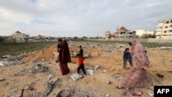 Los palestinos inspeccionan la destrucción en Rafah el 18 de febrero de 2024, luego de los ataques aéreos israelíes nocturnos en la ciudad fronteriza del sur de la Franja de Gaza en medio de batallas en curso entre Israel y el movimiento palestino Hamás.
