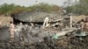 Des officiers de l'armée constatent les dégâts causés par l'explosion d'un dépôt de munitions militaires à N'Djamena, au Tchad, le 19 juin 2024.