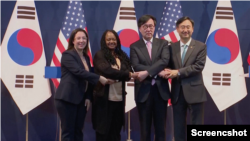 15일 한국 서울에서 열린 제4차 확장억제전략협의체(EDSCG) 회의 참가자들이 기념촬영하고 있다. 왼쪽부터 사샤 베이커 미 국방부 정책차관 직무대행, 보니 젠킨스 국무부 군비통제·국제안보 차관, 장호진 한국 외교부 1차관, 신범철 국방부 차관. 