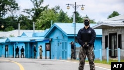 资料照片：韩国士兵与联合国军司令部士兵守卫在分隔朝鲜半岛南北方的非军事区共同警备区内的军事分界线附近。(2022年10月4日)